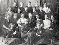 Групповая фотография работниц ЗИМа  (19,5 см. х 15 см.)