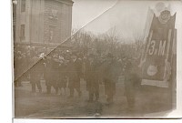 Фотография руководителей и работников ЗИМ на ноябрьской демонстрации