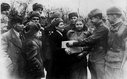 Вручение бойцу Николаю Пустынникову посылки от матери.